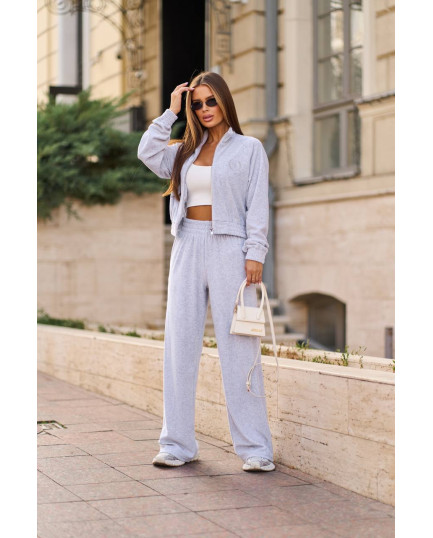 85 Костюм велюровий з вишивкою