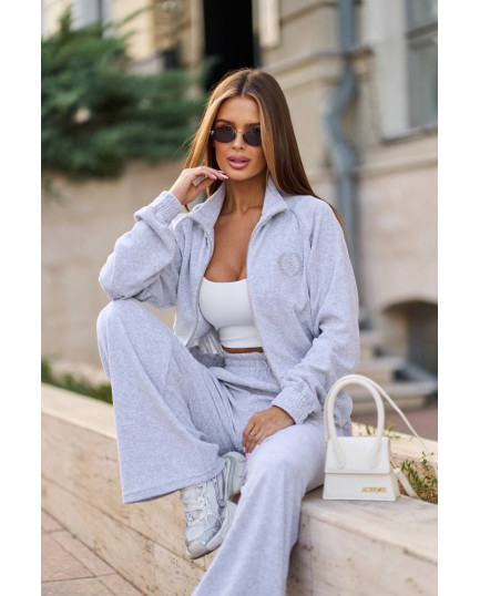 85 Костюм велюровий з вишивкою