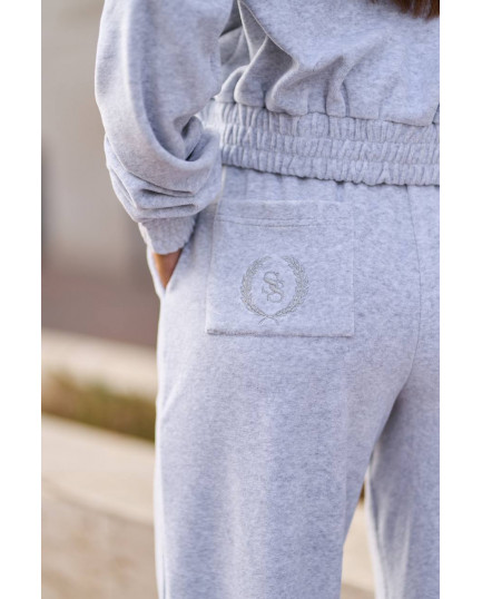 85 Костюм велюровий з вишивкою