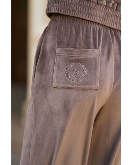 85 Костюм велюровий з вишивкою