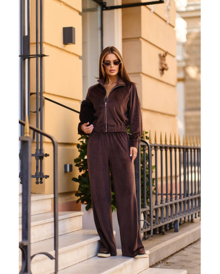 85 Костюм велюровий з вишивкою