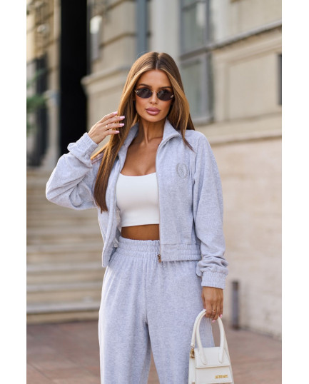 85 Костюм велюровий з вишивкою