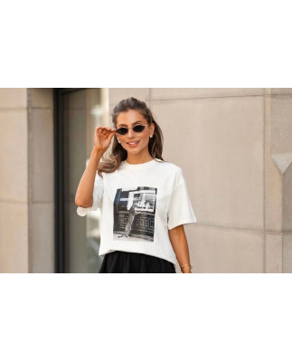 29 футболка молочна Леопард на задніх лапах