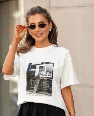 29 футболка молочна Леопард на задніх лапах