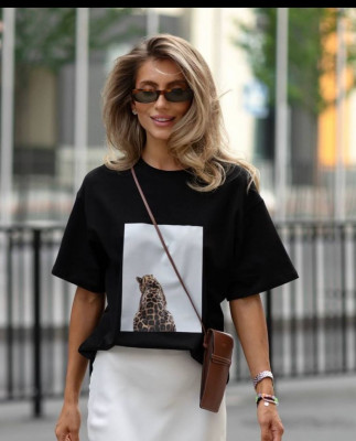 29 футболка чорна леопард спиной на білому фоні